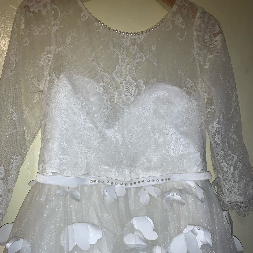 White flower girl dress with flower petals - Picture 1 of 5